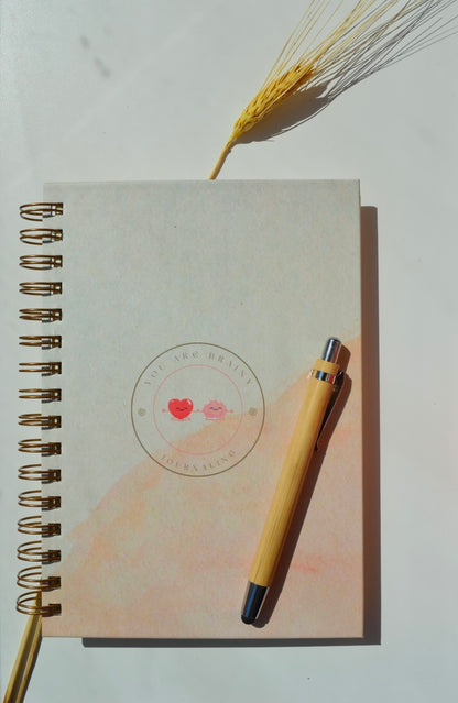 Brainy cuaderno journaling A5 tapa dura - 200 hojas papel crema premium, wire-O, Diario personal para escritura terapéutica y emociones.