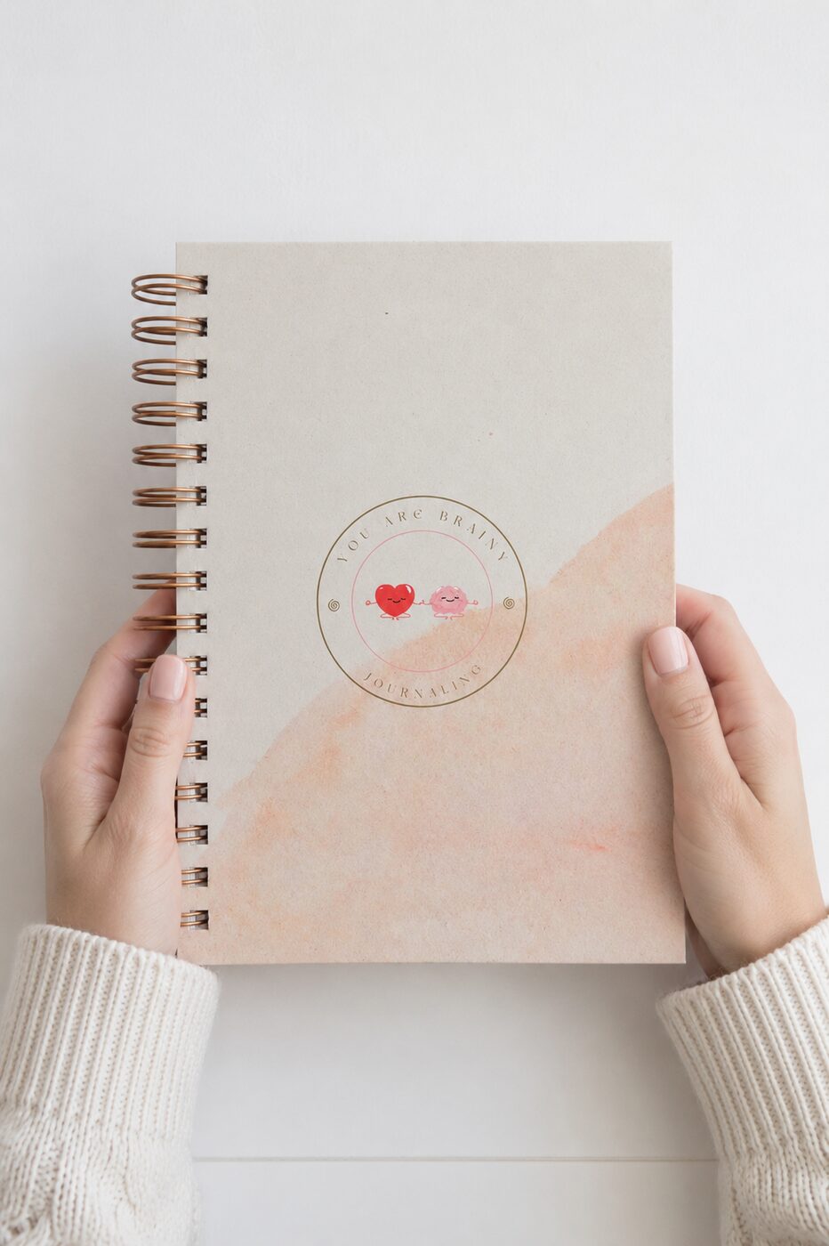 Persona sosteniendo la libreta de journaling Brainy, cuaderno para la gestión de emociones