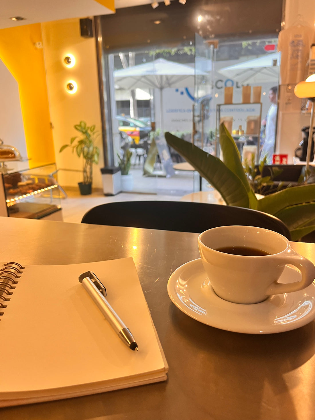 Presentación del diario terapéutico You Are Brainy: libreta de journaling versátil y adaptada para la escritura terapéutica, diseñada como tu espacio personal para la gestión de emociones e inteligencia emocional. Producto de fabricación española de calidad premium para tu diario de gratitud y autoconocimiento.